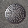 子ども要注意！夏のマンホール蓋は「危険」　熱々でヤケドのリスク、専門医が対処法ま